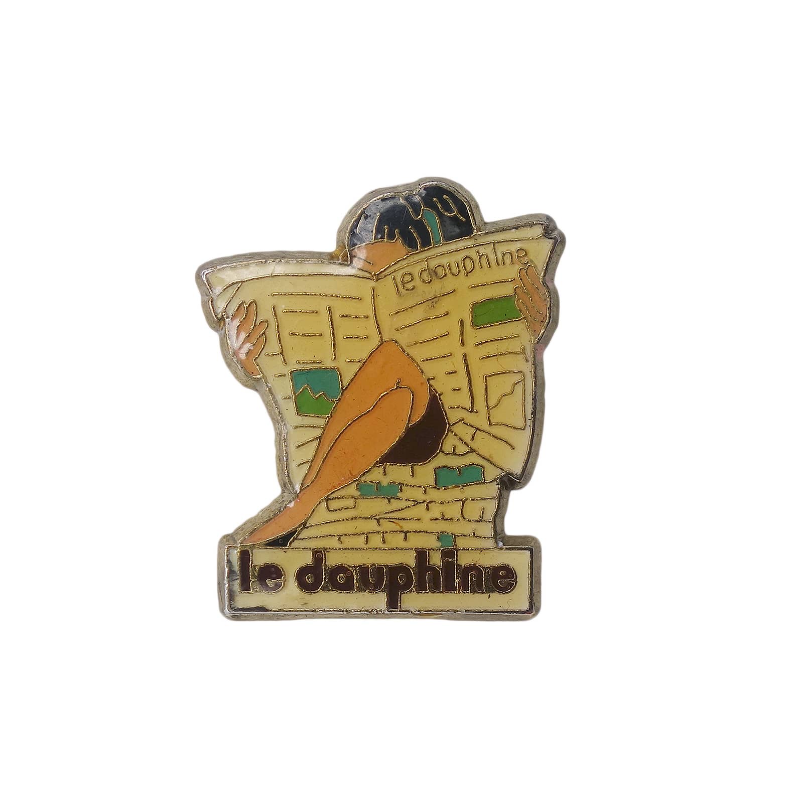 Le dauphine ル・ドーフィネ 新聞を読んでいる女性 ピンズ 地方日刊紙