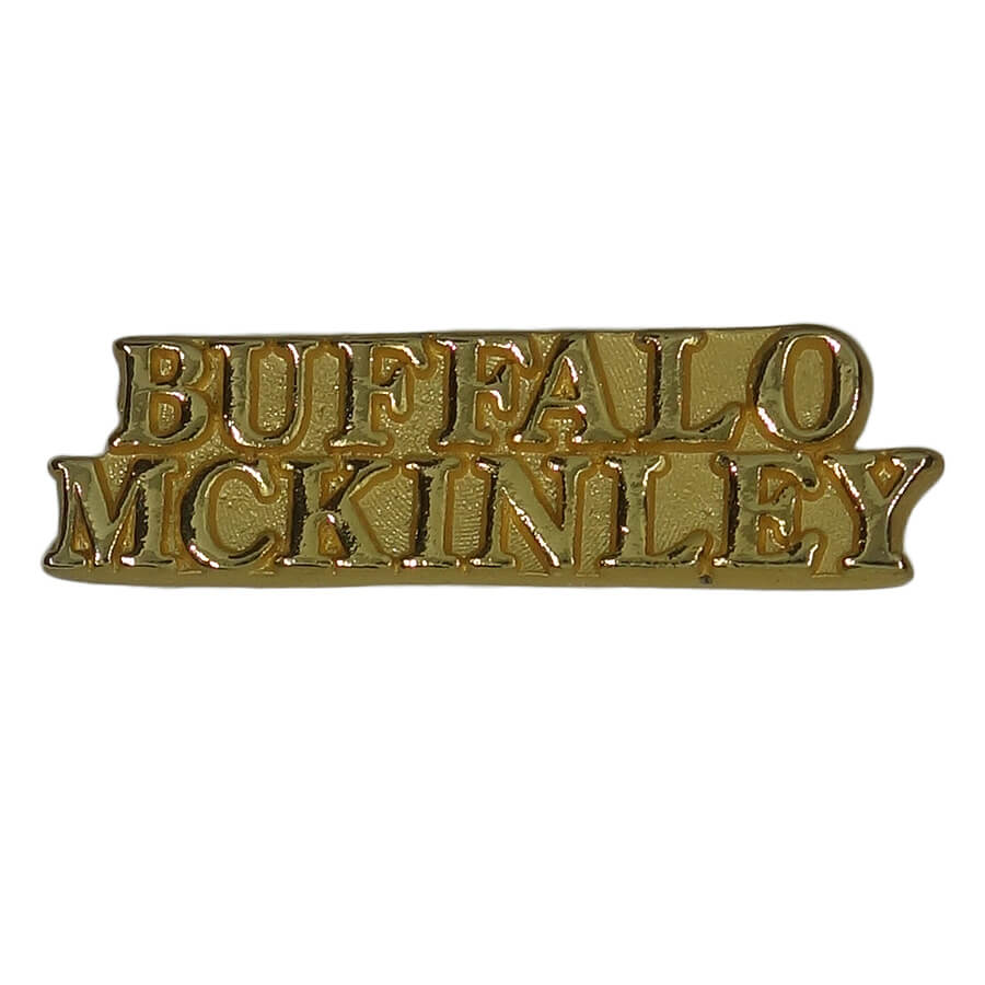 ピンズ BUFFALO MCKINLEY 金色 文字 留め具付き