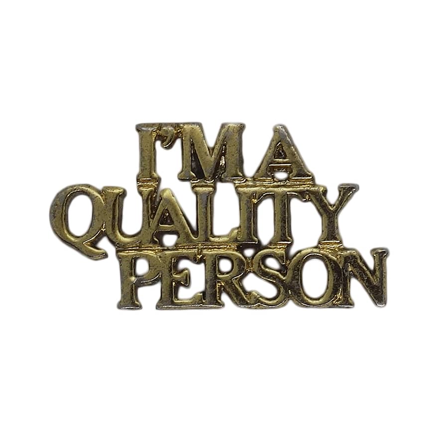 I'M A QUALITY PERSON ピンズ 留め具付き 文字 英語
