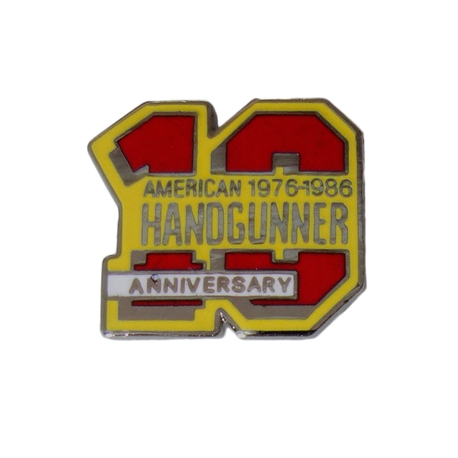 ピンバッジ American Handgunner 銃 雑誌