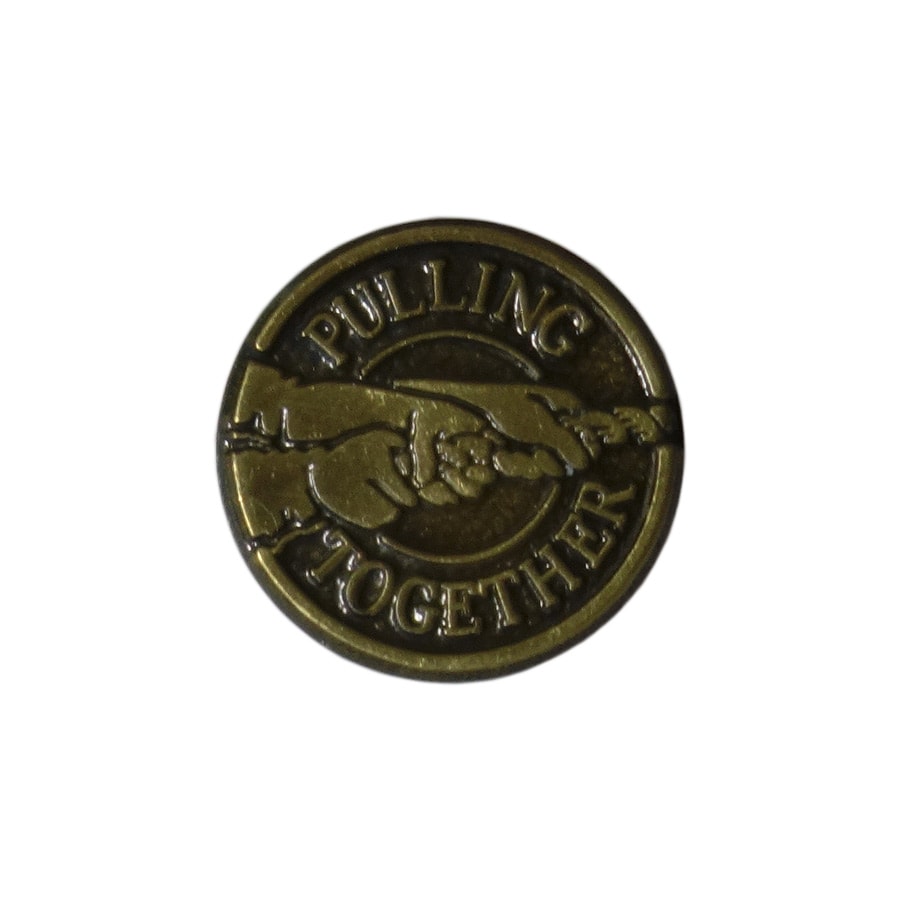 ピンズ PULLING TOGETHER 綱引きデザイン 留め具付き ピンバッジ レトロ