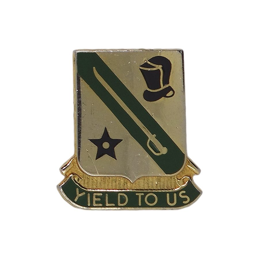 803RD ARMOR REGIMENT ピンズ YIELD TO US ミリタリー 留め具付き