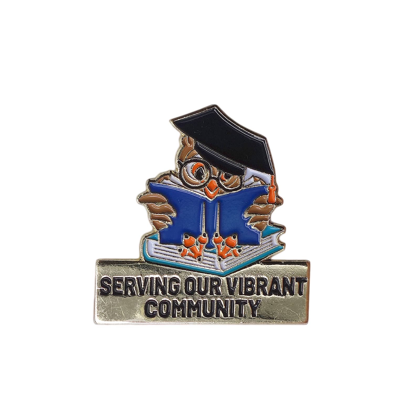 SERVING OUR VIBRANT COMMUNITY ピンズ 学士帽をかぶった本を読むフクロウ
