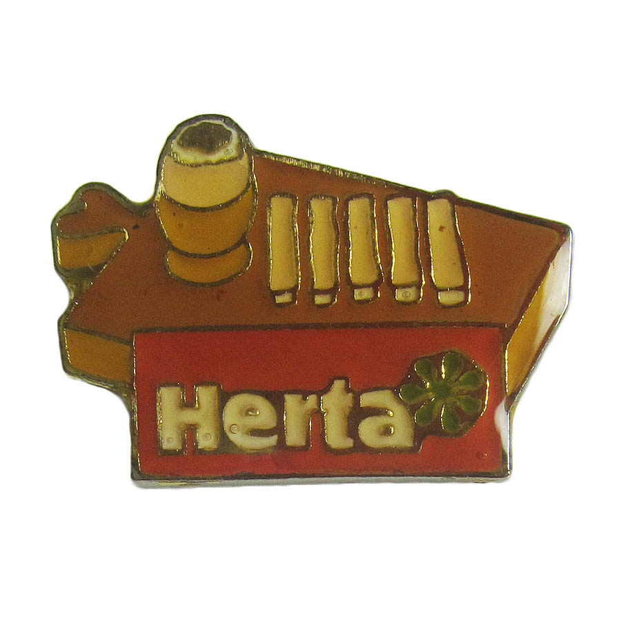 ピンズ Herta まな板にタマゴ 留め具付き レトロ